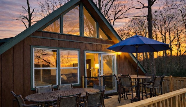 Family A-Frame: Fully-Fenced, Hot Tub, Fire Pit