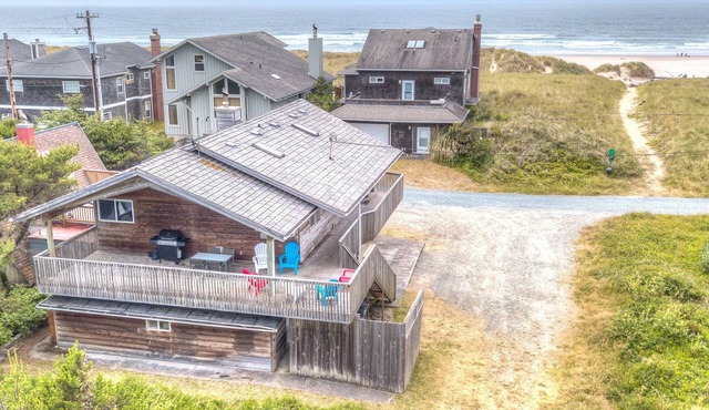 Family and dog friendly, across from beach, Hot tub, Ocean view-Sitka House