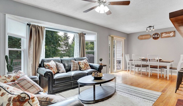 Family and Dog friendly getaway, 5 minutes to Owasco Lake.