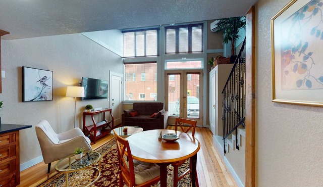 Family- and dog-friendly loft with fast WiFi & full kitchen - walkable location