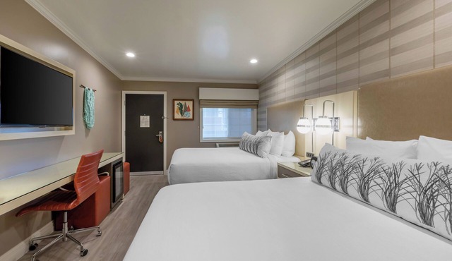 Family and Friends Getaway! Four Sleek Units, Relaxing patio, Gym, Free Parking