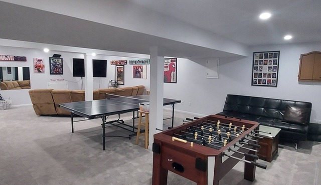 Family and Large Group Friendly Suburb Home!