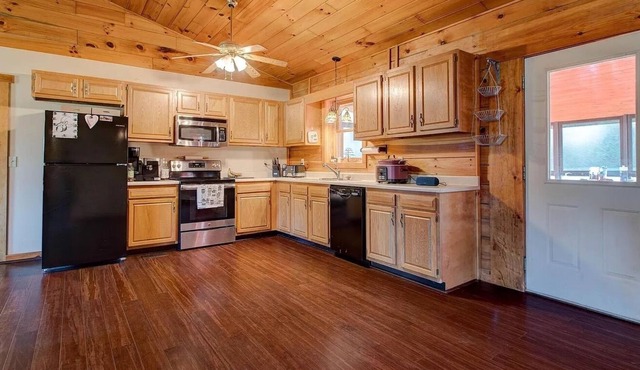 Family and Pet friendly countryside cabin with spacious yard.