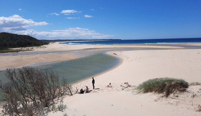 Family and pet friendly beach holiday home Lake Tabourie