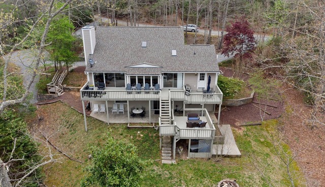 Family and Pet Friendly Mountain Home with a view. No Hurricane Damage