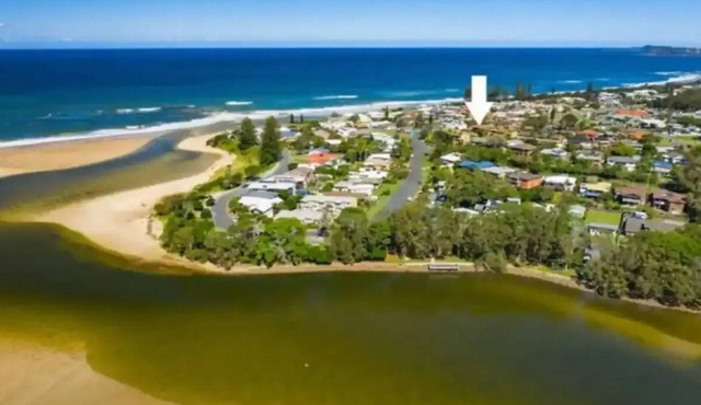 Family and pet friendly home close to beach, lake, shops and town centre.