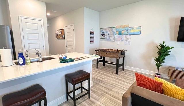 Family and Pet Friendly. Drive to beaches. 1-Gig Internet.