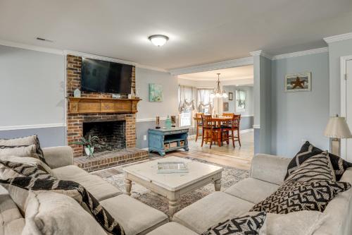 Family and Pet Friendly! Home 6 Mi to Surfside Beach