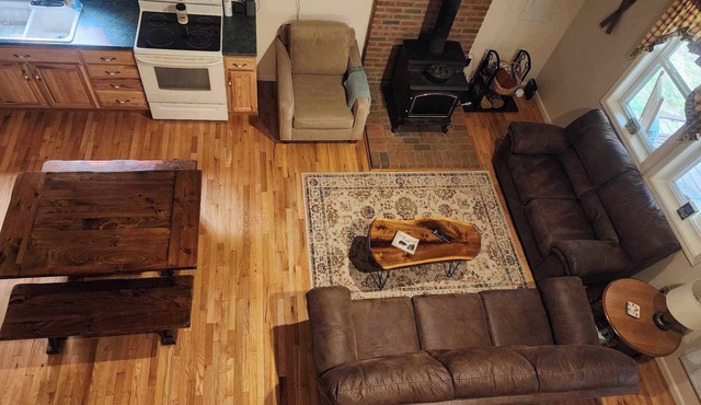 Family and Pet-Friendly, Charming Cabin