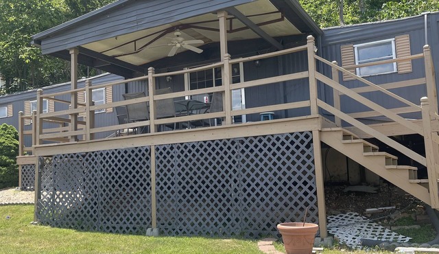 Family and Pet friendly lakefront with Dock