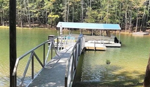 Family and Pet Friendly Lakefront retreat for a Maximum of 6 adults and 4 kids