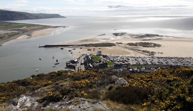 Family and pet friendly 1711 stone built cottage in town centre. Close to beach