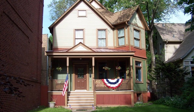 Family and Pet friendly Evanston home close to Beach, The City, and Everything.