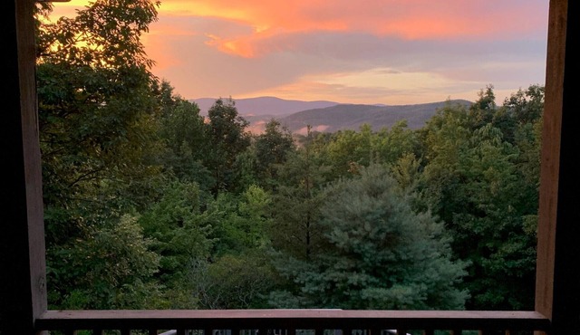 Family and Pet Friendly Mtn Top Cabin, Double Porch, High-Speed WiFi/SmartTVs