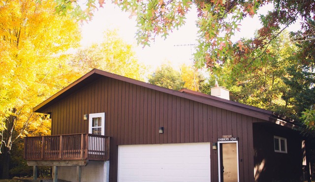 Family and pet friendly house in beautiful Sandy Knoll County Park!