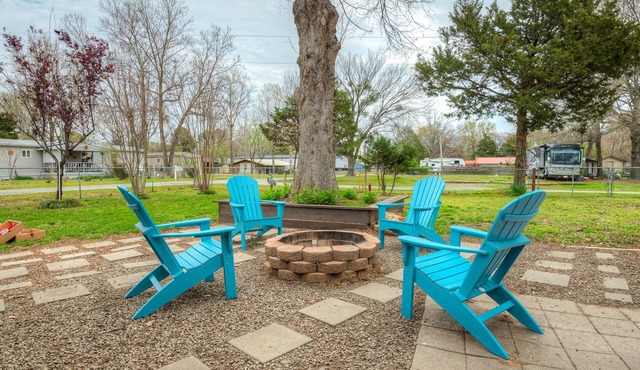 Family and Pet Friendly Lake House around the corner from boat ramp. Sleeps 12