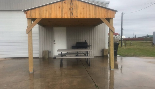 Family and pet friendly creek access with RV Hook up.