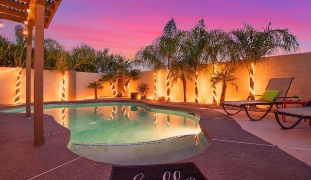 Family and Senior-Friendly VERY Private Home. FREE Heated Pool & Hot Tub!