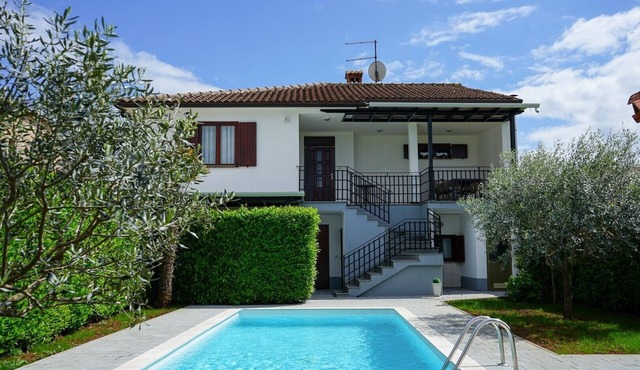 Family Apartment Leon with Pool