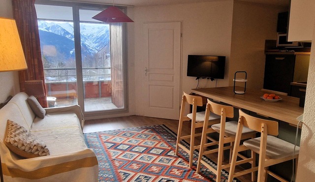Family apartment at the foot of the slopes with mountain views and swimming pool