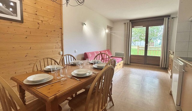 Family apartment in Flumet with pool and parking