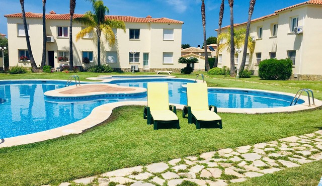 Family apartment.large pool & garden, by beautiful beach & 18 hole golf course