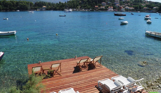 Family apartment surrounded by ancient walls, two meters from the sea