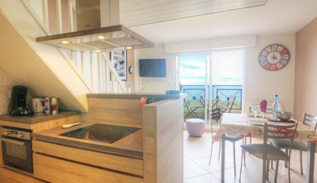 Family apartment with parking, sea view balcony, close to beaches