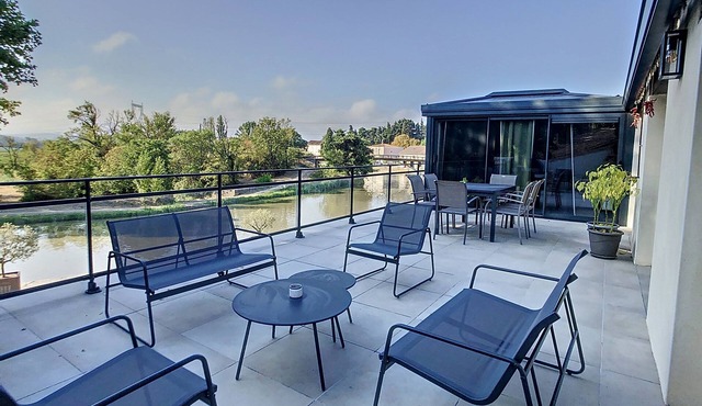 Family apartment with terrace overlooking the Canal du Midi