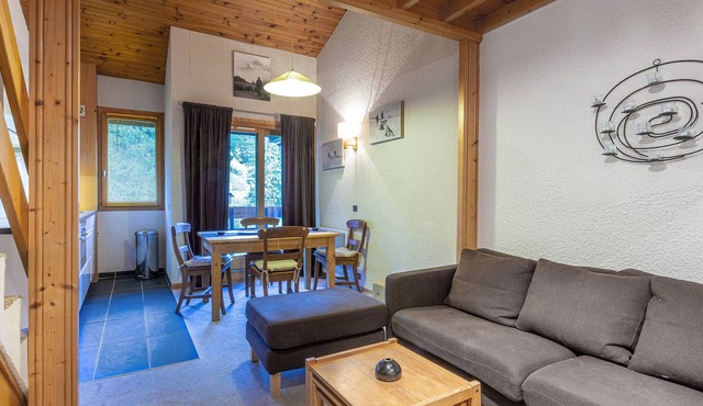 Family Apartment with Balcony, Ski Access, Upgraded Kitchen & Washer