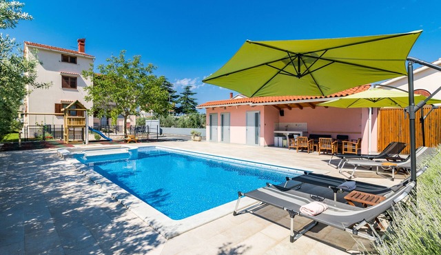 Family apartment with private salt-water pool in Fazana