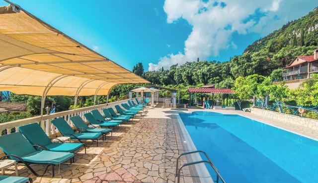 Family Apartment with Sea View and Shared Pool