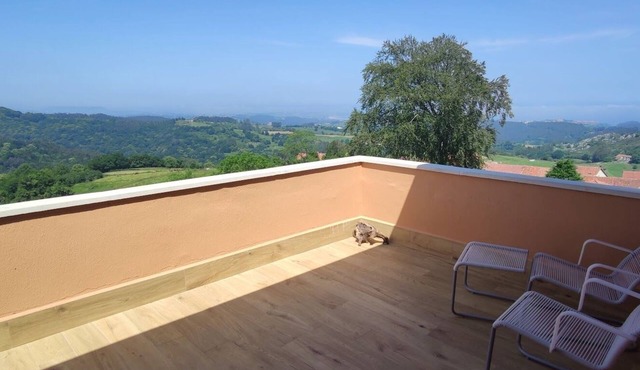 Family apartment with stunning views to sea and mountains