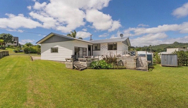 Family bach just 2 minutes from Whangapoua Beach