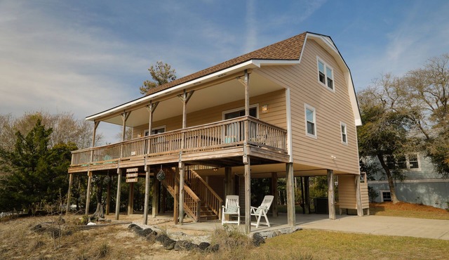 Family beach cottage poised between the ocean, hiking, biking, eateries & shops