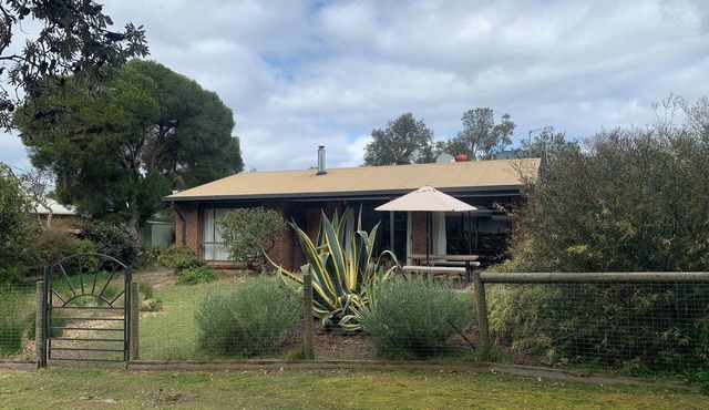Family Beach House. Pet friendly. 5 minute walk to the longest beach in Aus!