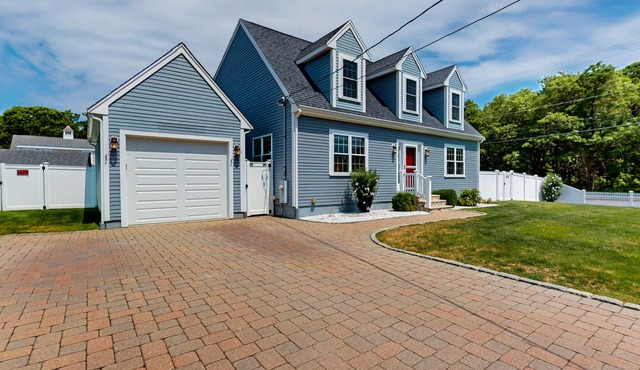 Family beach home, large fenced yard, dog-friendly, screened gazebo, & AC