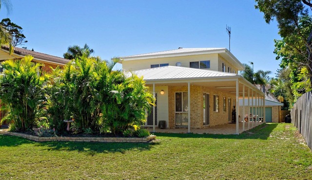 Family Beach House 1 street from the beach.