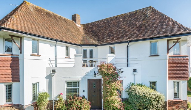 Family beach house sleeps 10 near Goodwood