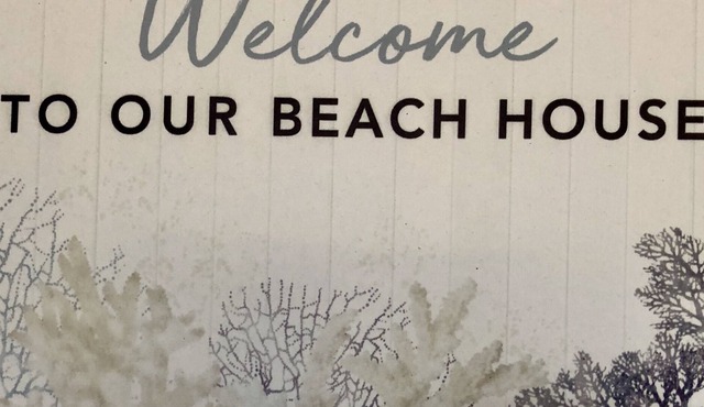 Family Beach House- Walking distance to both the beach & the shops