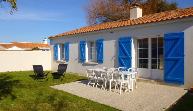 Family Beach House with Garden, Terrace & BBQ - Sleeps 8, 400m from Shore