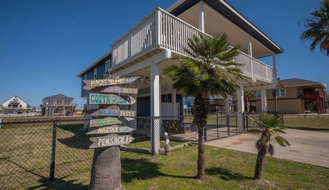 Family Beach Retreat, Walk to Beach and Bay, 4 BR