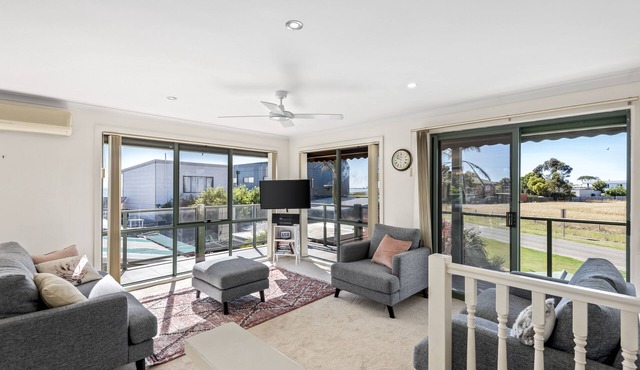 Family beachside retreat-Located a short stroll (30 seconds) from the beach