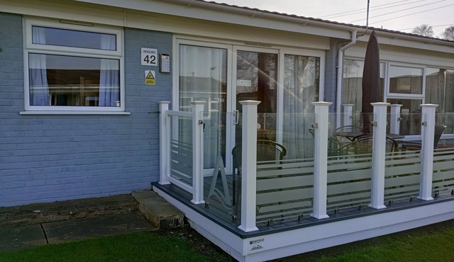 Family Bungalow on Broadlands Park, Oulton Broad, Lowestoft, Suffolk - 3 Beds