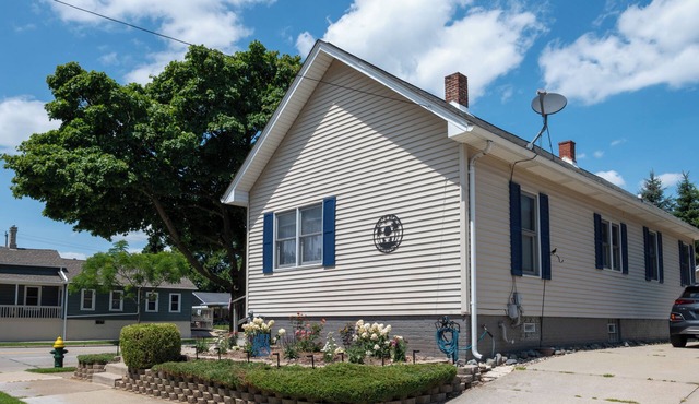 Family & Business Travel Ready- North Beach Bungalow! Minutes to Everything!