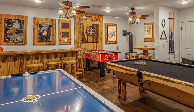 Family cabin: Hot tub, firepit, game room, fenced, BBQ, movie lineup
