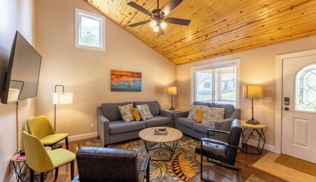 Family Cabin l Hot Tub + Fire Pit l Walk to Downtown