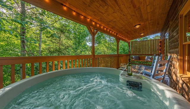 ⭐Family Cabin near Attractions w/Hot Tub, Arcade, Games, 65" TV, 2 King Beds ⭐