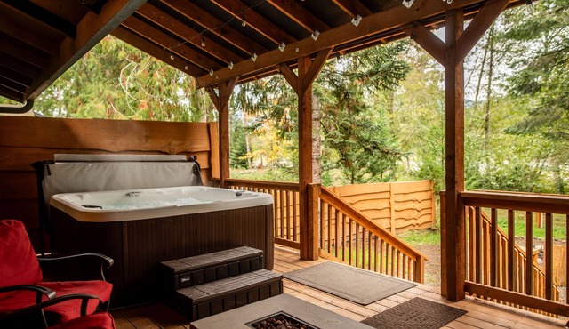 Family Cabin on Cowlitz River-Covered Deck/Hot Tub/Games! Pet Friendly!