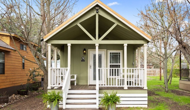 Family Cabin w/deck near San Marcos River!